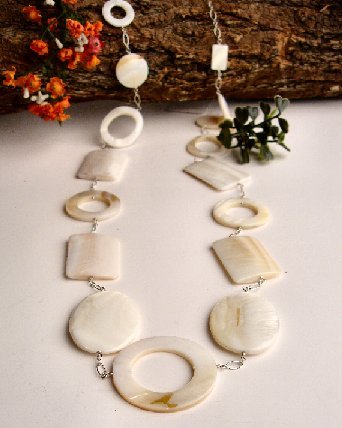 N06784 - NECKLACE WITH WHITE SHELL CIRCLES AND RETANGULAR (FREE EARRINGS)