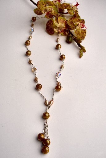 N06734 - NECKLACE WITH BEAUTIFUL GOLDEN AND BEIGE FRESHWATER PEARLS - SWAROVSKI CRYSTAL AB