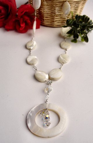 N06714 - NECKLACE WITH BEAUTIFUL WHITE SHELL - SWAROVSKI CRYSTAL AB* (FREE EARRINGS)