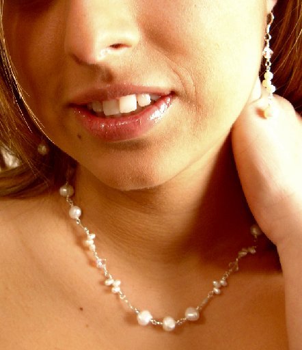 N06724 - NECKLACE WITH BEAUTIFUL WHITE FRESHWATER PEARLS - SWAROVSKI CRYSTAL AB BEADS