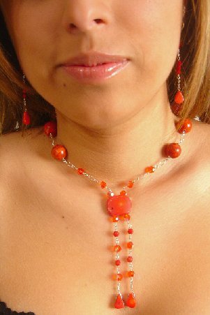 N06744 - NECKLACE WITH NATURAL RED CORAL BEADS - SWAROVSKI CRYSTAL AB (FREE EARRINGS)