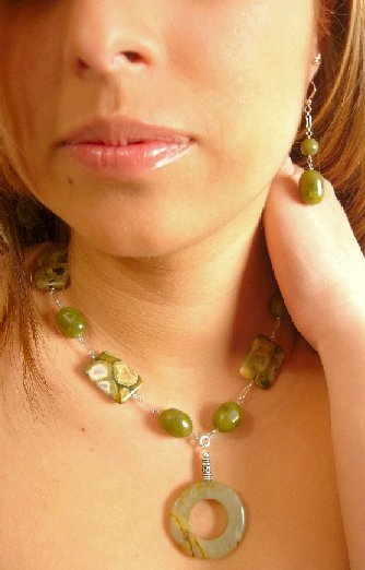 N06824 - NECKLACE WITH AUTHENTIC GREEN JADE - GREEN AND BROWN JASPER RECTANGULAR (FRE EARRINGS)