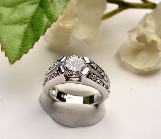 R0031 - RING WITH CLEAR CZ (FREE SHIPPINGS)