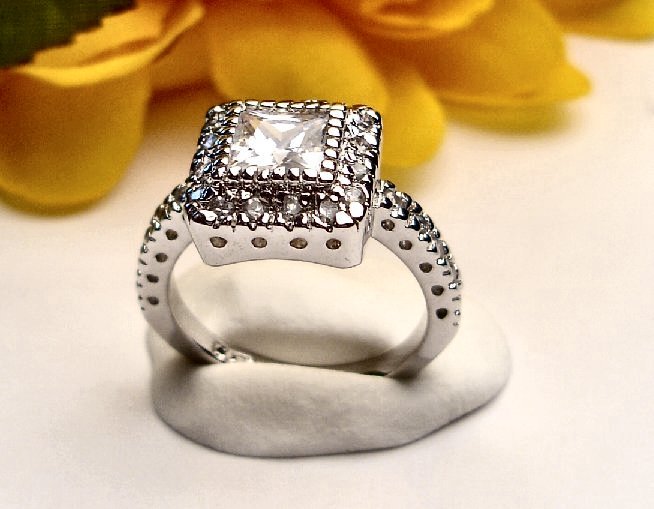 R0016 - RING WITH CLEAR CZ (FREE SHIPPING)