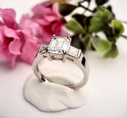 R0024 - RING WITH CLEAR CUBIC ZIRCONIA AND BAGUETTES (FREE SHIPPING)