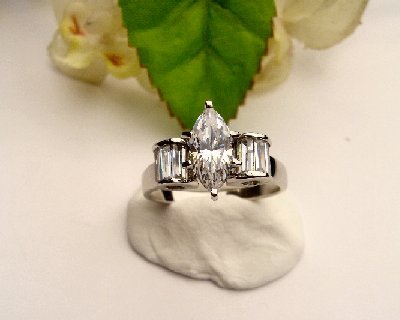 R0042 - RING WITH CLEAR CUBIC ZIRCONIA / BAGUETTES (FREE SHIPPING)