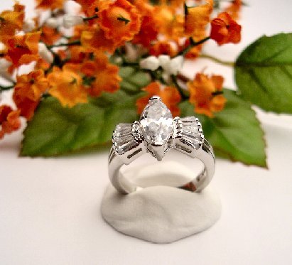R0028 - RING WITH CLEAR CUBIC ZIRCONIA / BAGUETTES (FREE SHIPPING)