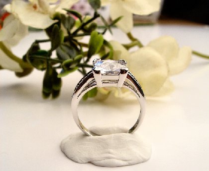 R0047 - RING WITH CLEAR CUBIC ZIRCONIA (FREE SHIPPING)