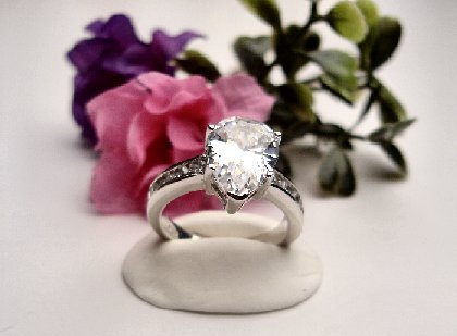 R0053 - RING WITH CLEAR CUBIC ZIRCONIA (FREE SHIPPING)