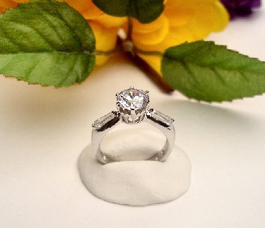 R0074 - RING SOLITAIRE WITH CLEAR CUBIC ZIRCONIA / BAGUETTES (FREE SHIPPING)