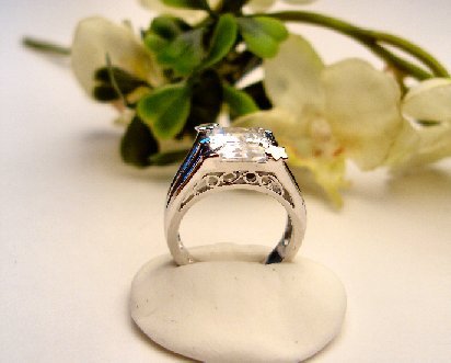 R0070 - RING WITH CLEAR CUBIC ZIRCONIA (FREE SHIPPING)