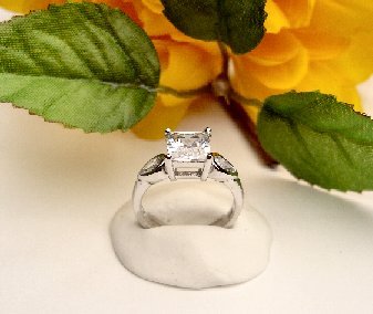 R0071 - RING SOLITARIE WITH CLEAR CUBIC ZIRCONIA (FREE SHIPPING)