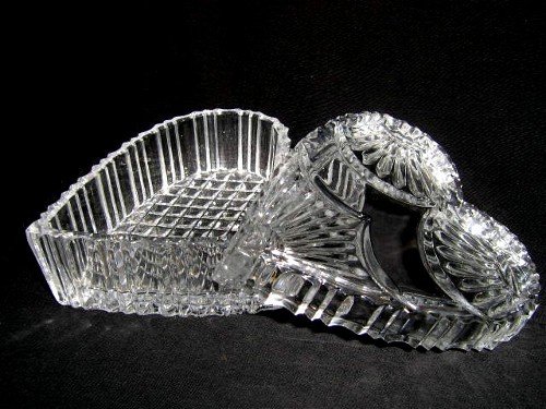 CRYSTAL GLASS HEART SHAPED BOX WITH A LID