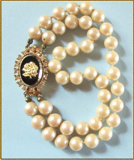 Vintage Pearl Bracelet Signed Celebrity w Jeweled Clasp 9416
