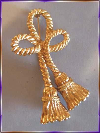 Christmas Pin XLG Vintage Gold Tassel Brooch 9418