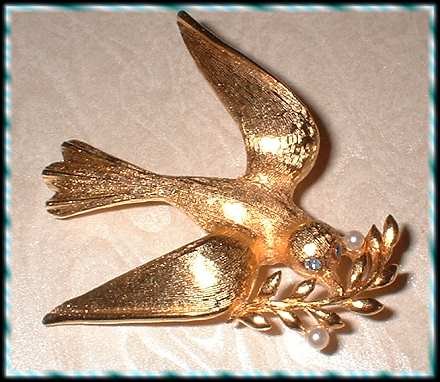 Vintage Christmas Pin Gold Peace Dove Signed Marvella 9369