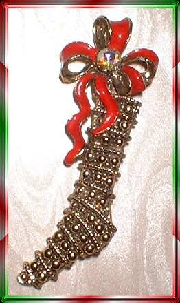 Vintage Christmas Pin Antiqued Gold Stocking w Ribbon 9364