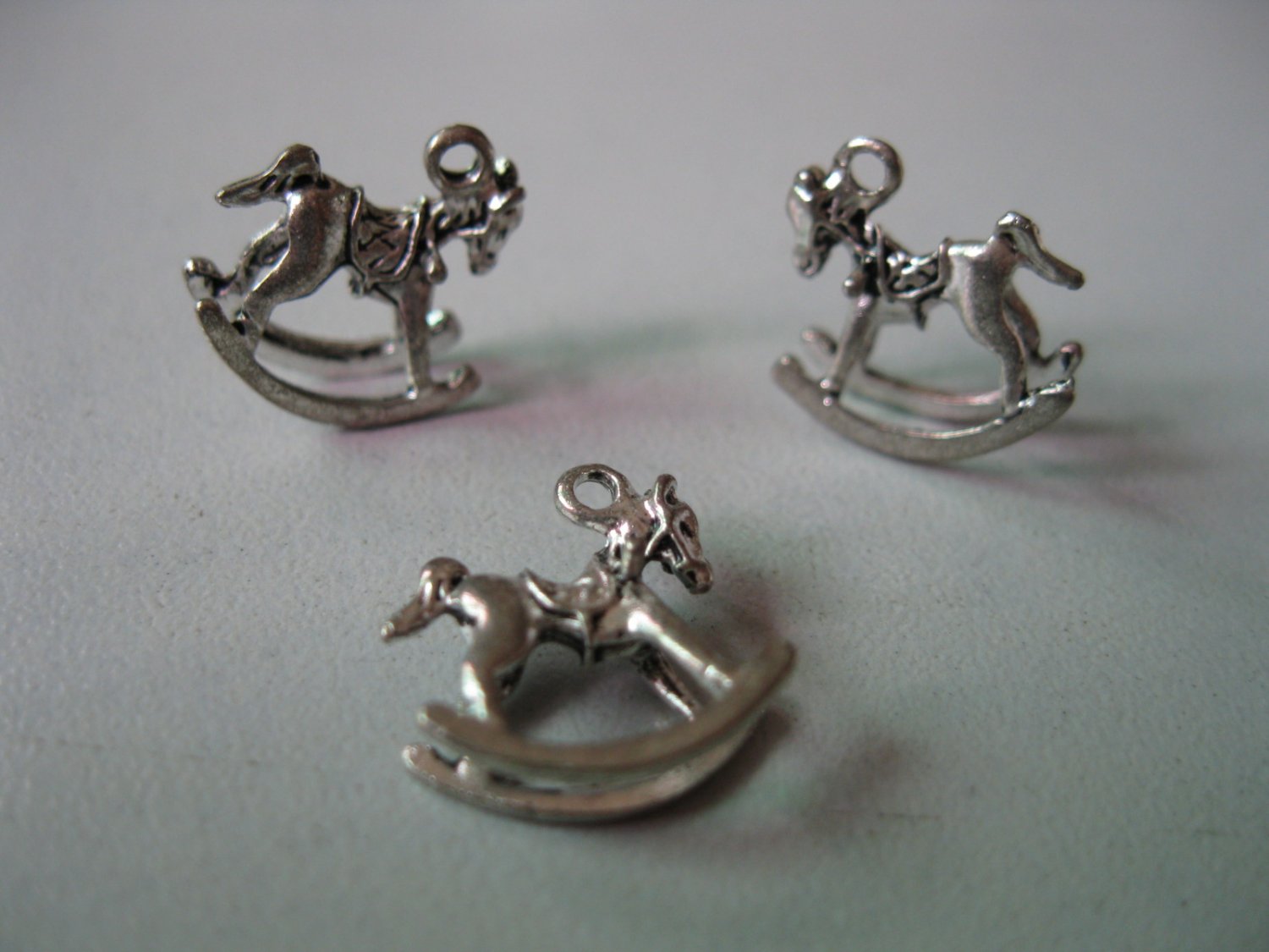 Lot of 300pcs mini Silver Rock Horse 15 x 15mm toy/jewelry bracelet metal alloy Charm B2