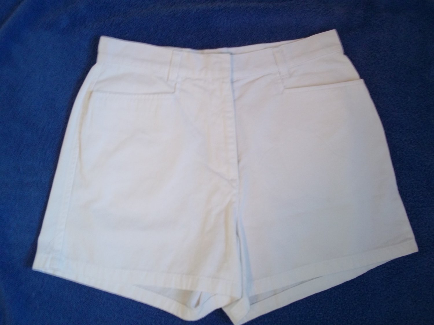 NY KHAKI (NY & COMPANY) WHITE SHORTS - SIZE 4