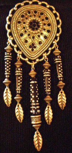 #P025 - Antique Goldtone and Black Pin