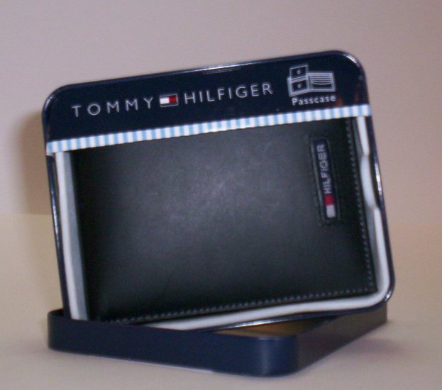 Tommy Hilfiger Flag Leather Bi-Fold Wallet with Removable ID Folio in Black