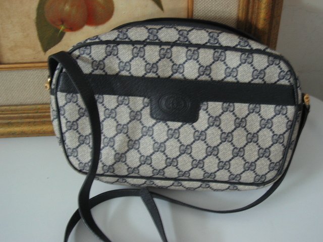 7. AUTHENTIC GUCCI BIG G women's leather purse accessory black white signature