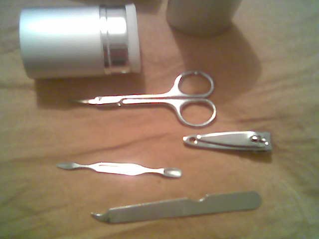 NEW MANICURE SET SCISSOR NAIL CLIPPER NAIL FILE IN TIN BOX