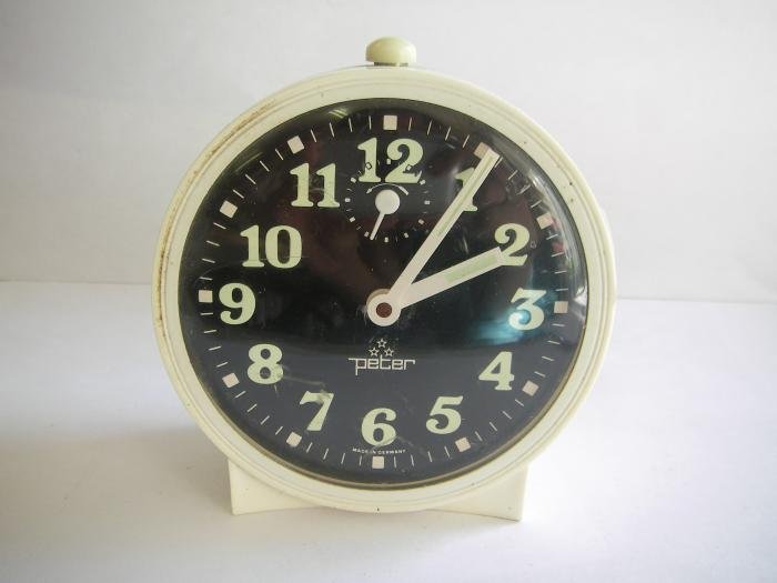ALARM WIND-UP CLOCK Peter 60's made in germany VINTAGE HOME BED OFFICE WHITE GLOW A-BLACK