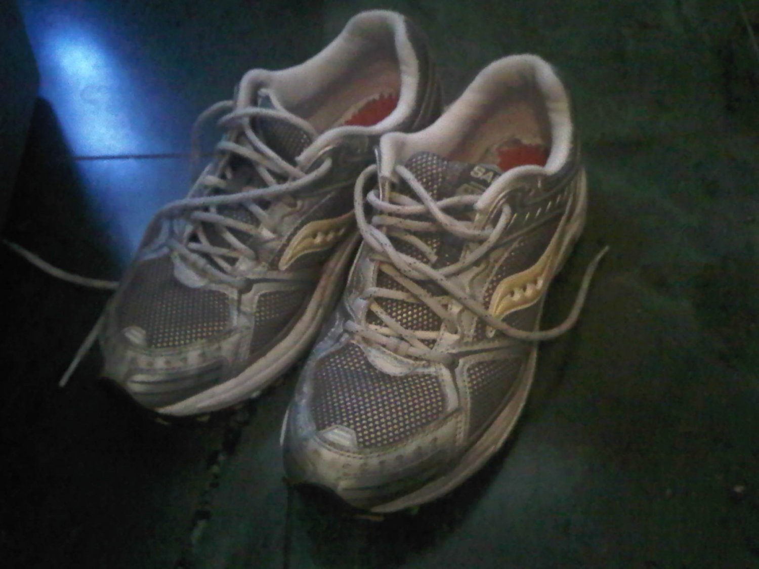 SAUCONY YELLOW WHITE TENNIS SHOES WOMEN'S 9 CLOTHES ACCESSORY