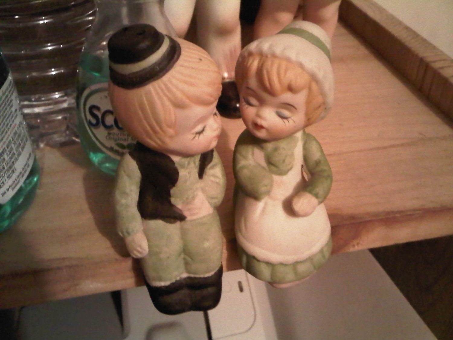 SHAMROCK BOY AND GIRL SALT PEPPER SHAKER SITTER PORCELAIN DECORATIVE COLLECTIBLE FIGURINE HOME
