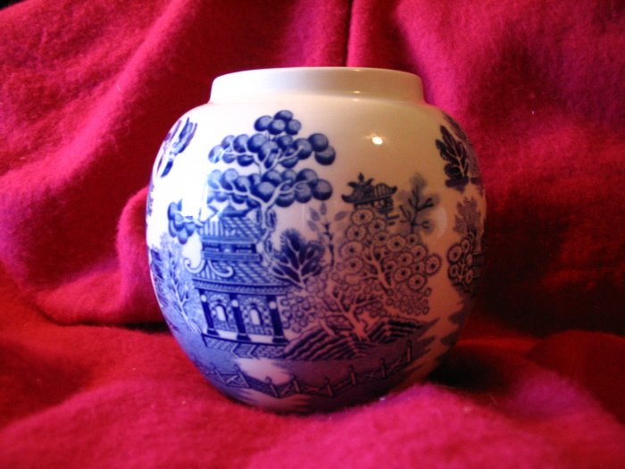 Beautiful Blue Willow Globe Vase Sadler England cuppatea.ecrater.com