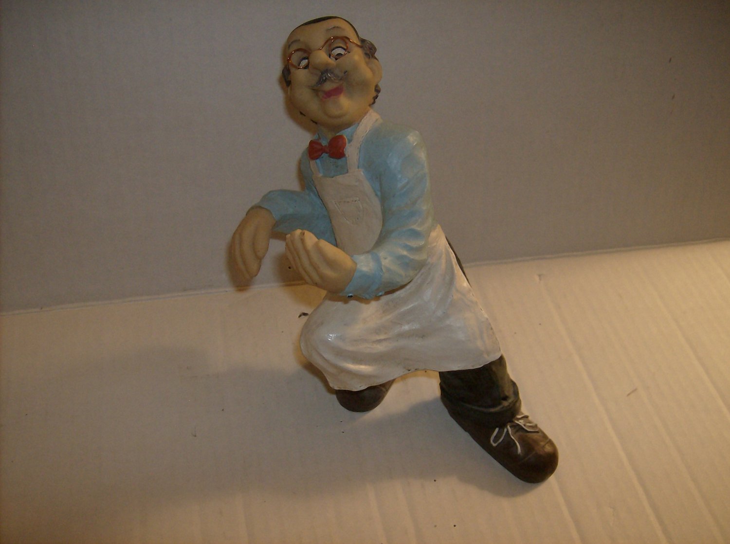 WAITER READY TO HOLD BOTTLE
