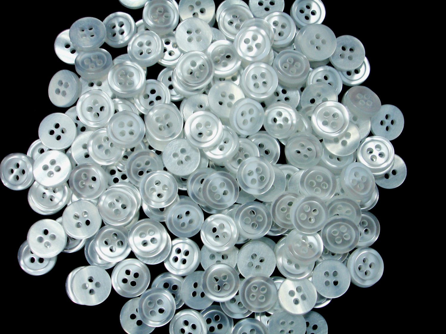 Lot 72 pcs 18L White 2 Hole Buttons