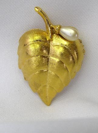 Pretty Avon Pearl Leaf Perfume Glace Compact Locket Pin