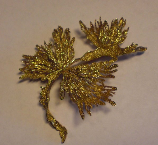 18kt gold pin/brooch. Signed. Leaf design