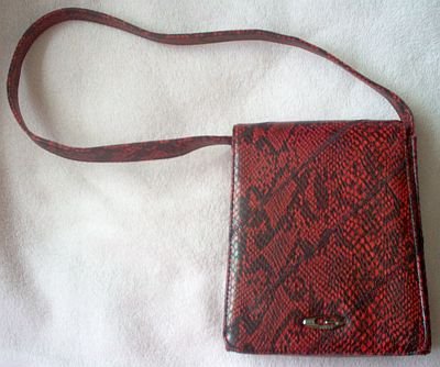 red and black Guess bag handbag purse beautiful sexy in like new condition