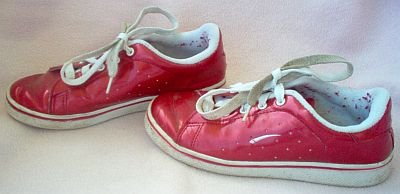LA GEAR shiny red emo punk tennis shoes sneakers size 4 in gently used condition