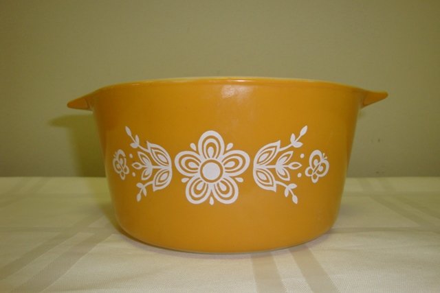 VINTAGE PYREX 1 QT. BUTTERFLY GOLD MIXING BOWL