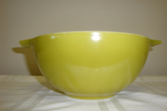 VINTAGE PYREX 1 1/2 QT. CINDERELLA BOWL - GREEN