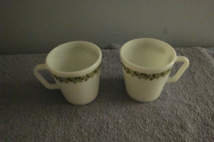 VINTAGE PYREX MILK GLASS CRAZY DAISY SET OF 4 CUPS
