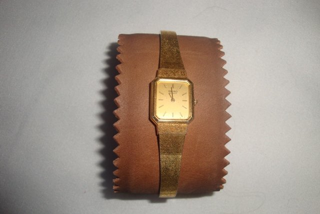 SEIKO QUARTZ GOLD ON GOLD LADIES WRIST WATCH