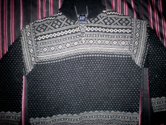 GAP SWEATER-SIZE XL ADULT
