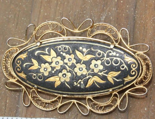 Beautiful Vintage Golden Enamel Filigree Pin Brooch