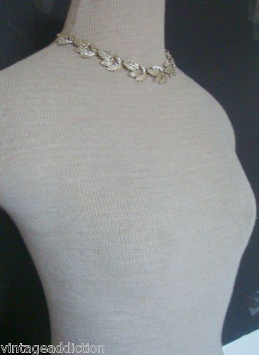 Charming Vintage Silver Tone Leaf Choker Necklace