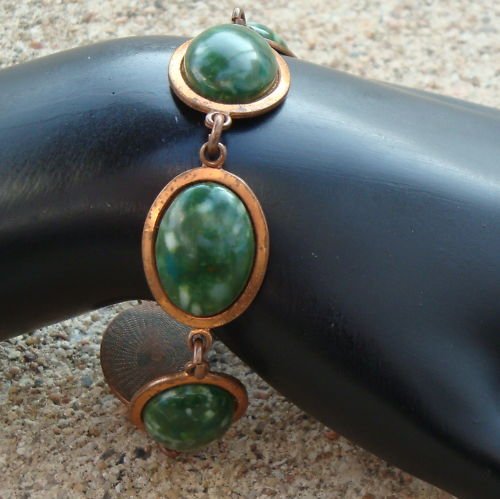 Vintage Deco Vibrant Green Marbled Cabochon Bracelet