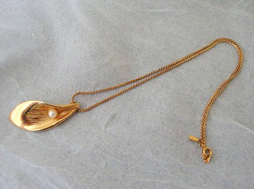 Charming Vintage Golden Leaf Pearl Pendant Necklace