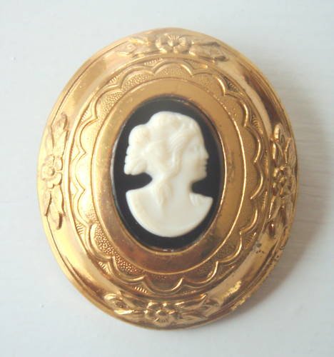 Cute Vintage Coro Cameo Pin/Brooch