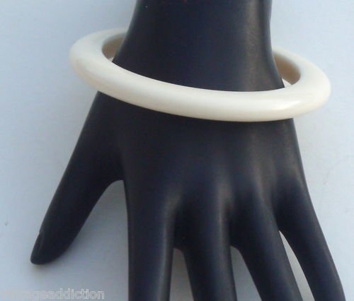 Chic Vintage Cream Bakelite Bangle Bracelet