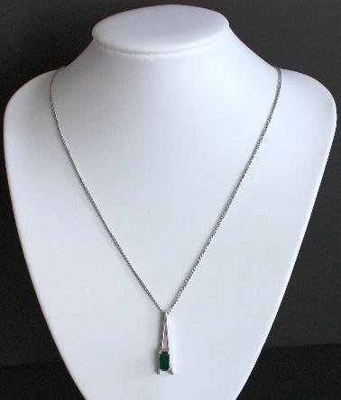 Vintage Avon Green Glass Pendant Chain Necklace