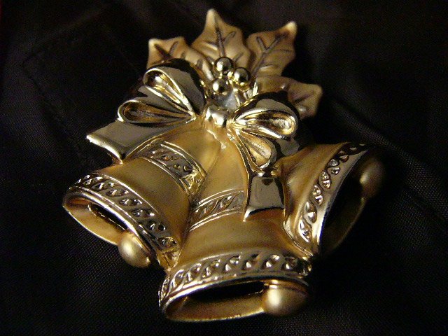 Bell are rInging Goldtone Christmas bell Bow Holly Pin VTG